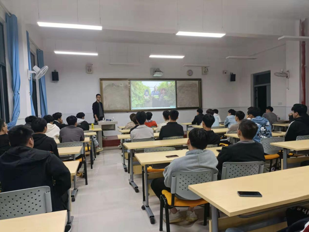 电视专题片《紧跟伟大复兴领航人踔厉笃行》在pp电子引起热烈反响