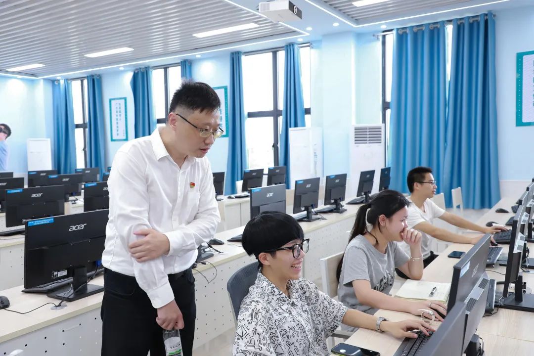 pp电子迎接兄弟学校来校参观交流