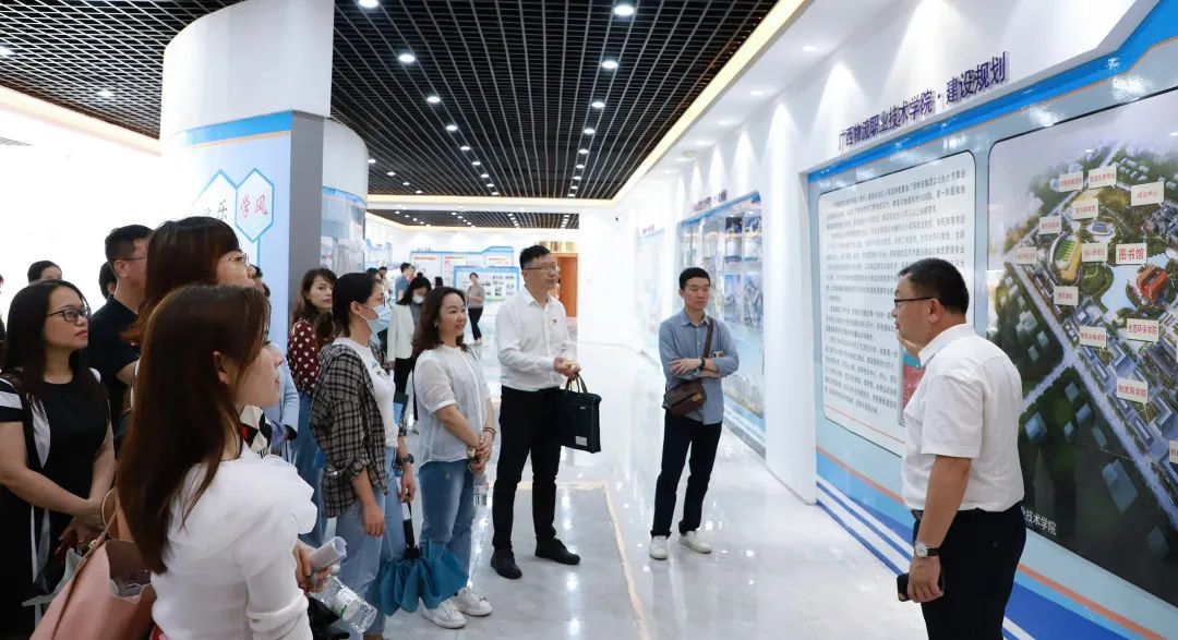 pp电子迎接兄弟学校来校参观交流